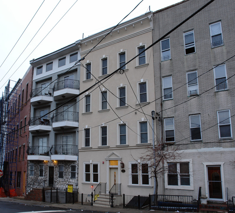 447 Pavonia Ave in Jersey City, NJ - Foto de edificio