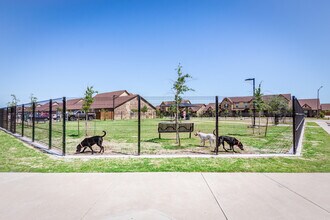 The Barracks Townhomes in College Station, TX - Foto de edificio - Building Photo