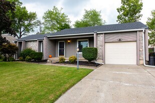 8015 Schroering Dr in Louisville, KY - Building Photo