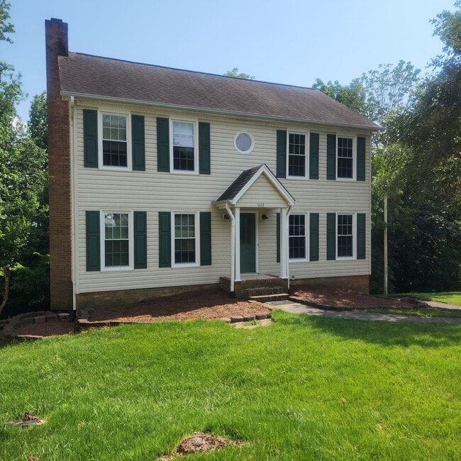 1613 Round Hill Cir in Kernersville, NC - Foto de edificio - Building Photo