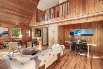 83 3 Mile Harbor Dr in East Hampton, NY - Building Photo - Building Photo