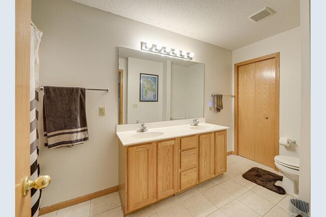 1704 Pebble Terrace in Shakopee, MN - Building Photo - Building Photo