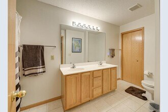1704 Pebble Terrace in Shakopee, MN - Building Photo - Building Photo