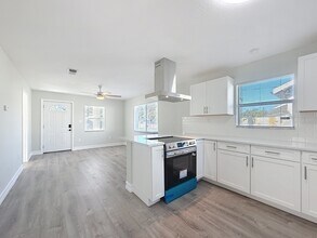 2408 E Magnolia St in Lakeland, FL - Building Photo - Building Photo