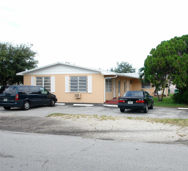 759 NE 166th St in Miami, FL - Building Photo