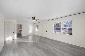 21 Waverly Dr in Jackson, TN - Foto de edificio - Building Photo