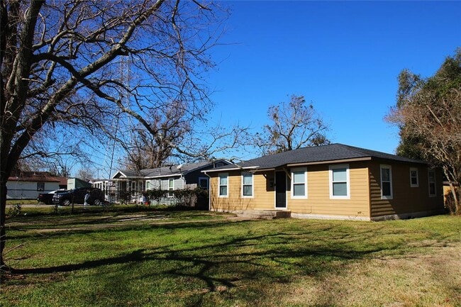 520 Mckee St in Clute, TX - Building Photo - Building Photo
