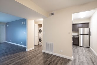 Crystal Lake Apartments in Crystal Lake, IL - Building Photo - Interior Photo