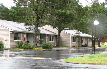 The Pines Apartments in Florence, OR - Building Photo - Building Photo