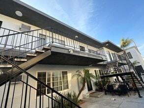 mat21 in Los Angeles, CA - Foto de edificio - Interior Photo