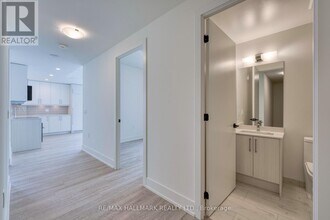 2075 King Rd in King City, ON - Building Photo - Building Photo