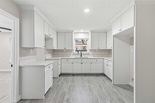 8137 Way St in Houston, TX - Building Photo