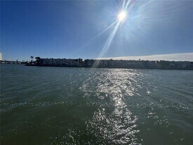 7625 Sun Island Dr S in South Pasadena, FL - Building Photo