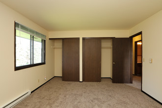 Breckenridge Apartments in Racine, WI - Building Photo - Interior Photo