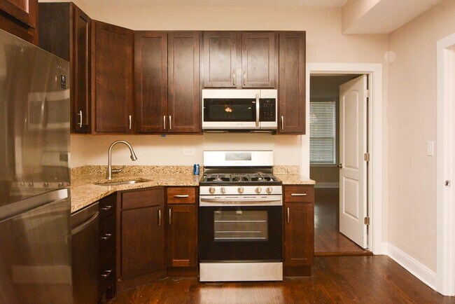 2031 W Moffat St in Chicago, IL - Building Photo - Building Photo