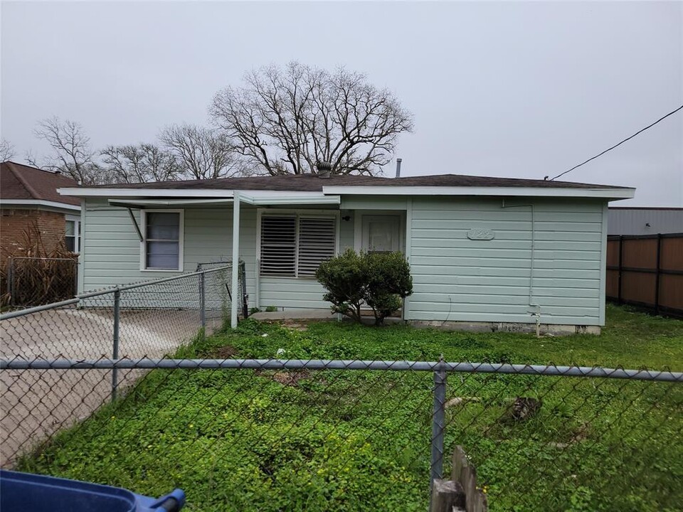 122 S Willow St in Texas City, TX - Building Photo