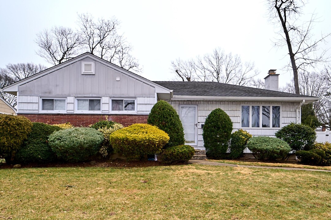 1452 Plum Ln in East Meadow, NY - Building Photo