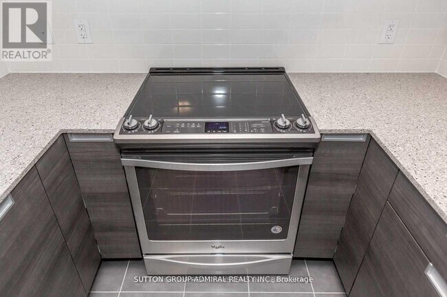 5025 Four Springs Ave in Mississauga, ON - Building Photo - Building Photo