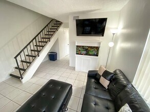 2221 W 52nd St in Hialeah, FL - Building Photo - Building Photo