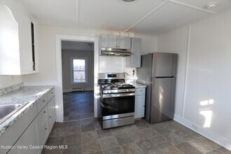 180 Broadway in Port Ewen, NY - Foto de edificio - Building Photo