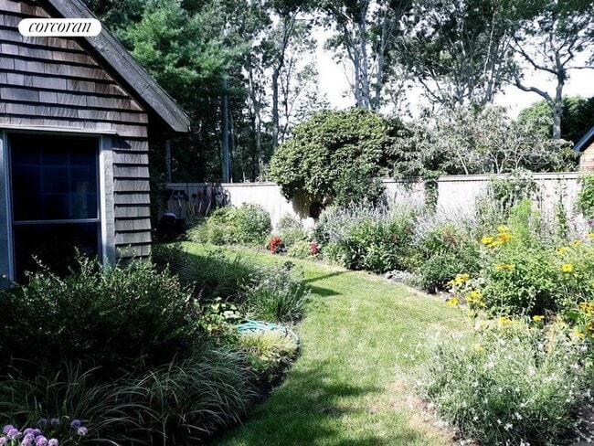 12 Front St in East Hampton, NY - Building Photo - Building Photo