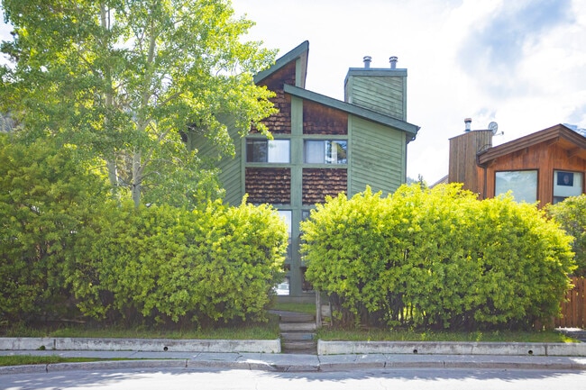 136 Muskrat St in Banff, AB - Building Photo - Building Photo