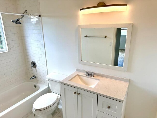 1255 NE 128th St in North Miami, FL - Building Photo - Building Photo