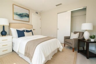 5039 N Beach Rd in Englewood, FL - Building Photo - Building Photo