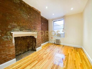 335 E 10th St in New York, NY - Building Photo - Building Photo