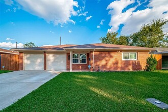 1111 Alpha Dr in Pasadena, TX - Building Photo - Building Photo