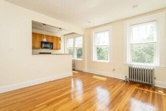 1875 Commonwealth Ave in Boston, MA - Foto de edificio - Building Photo