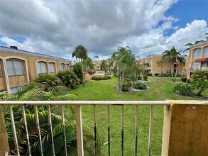 18111 NW 68th Ave, Unit I2XX in Hialeah, FL - Building Photo - Building Photo