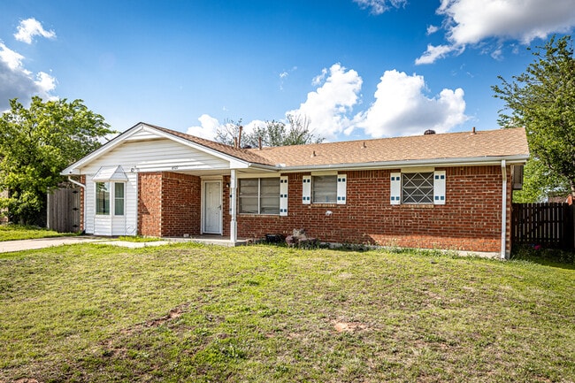 6927 SW Cherokee Ave in Lawton, OK - Foto de edificio - Building Photo