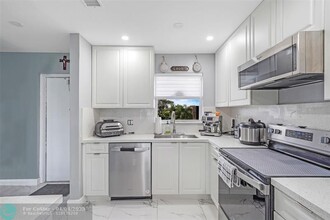 6650 Royal Palm Blvd in Margate, FL - Building Photo - Building Photo