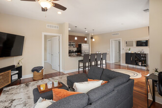 2740 W Armitage Ave in Chicago, IL - Building Photo - Building Photo