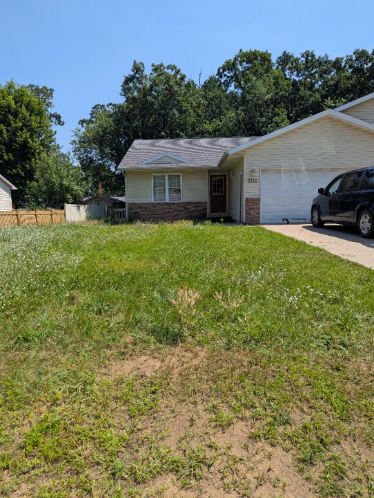 3350 Bridlewood Dr in Plover, WI - Foto de edificio