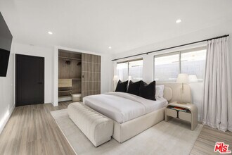 9289 Swallow Dr in Los Angeles, CA - Foto de edificio - Building Photo
