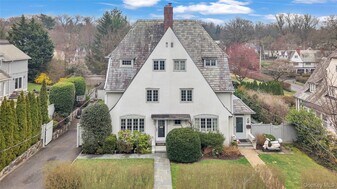 42 Tanglewylde Ave in Bronxville, NY - Building Photo