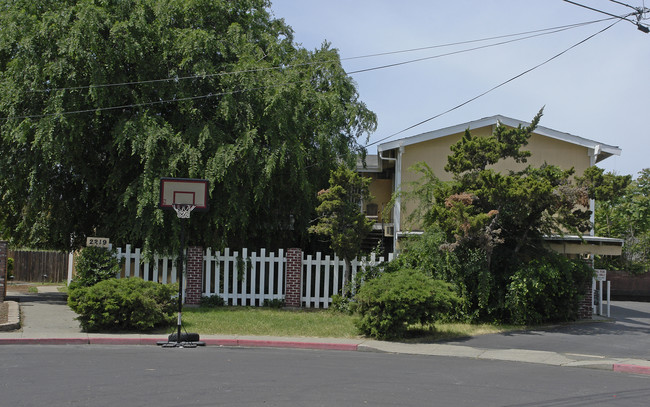 2219 Hillsborough Ct in Concord, CA - Building Photo - Building Photo