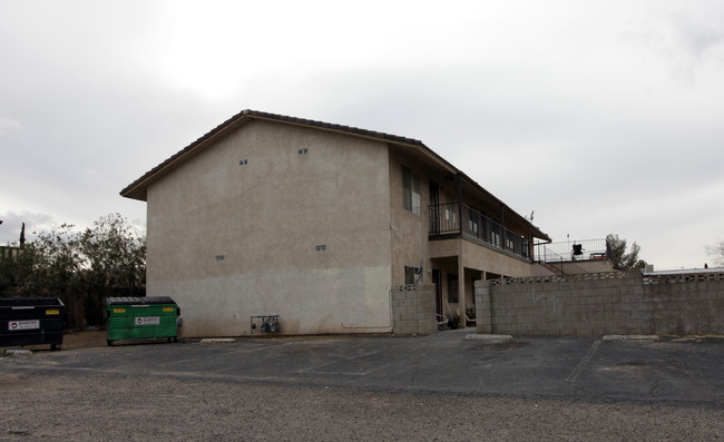 741 Upton Dr in Barstow, CA - Foto de edificio - Building Photo