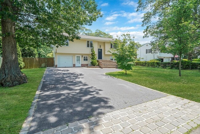 2387 Chestnut Ave in Ronkonkoma, NY - Building Photo - Building Photo