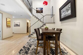 9 Swiftwater Trail in The Hills, TX - Foto de edificio - Building Photo