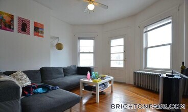 140 Brooks St, Unit 2 in Boston, MA - Foto de edificio - Building Photo