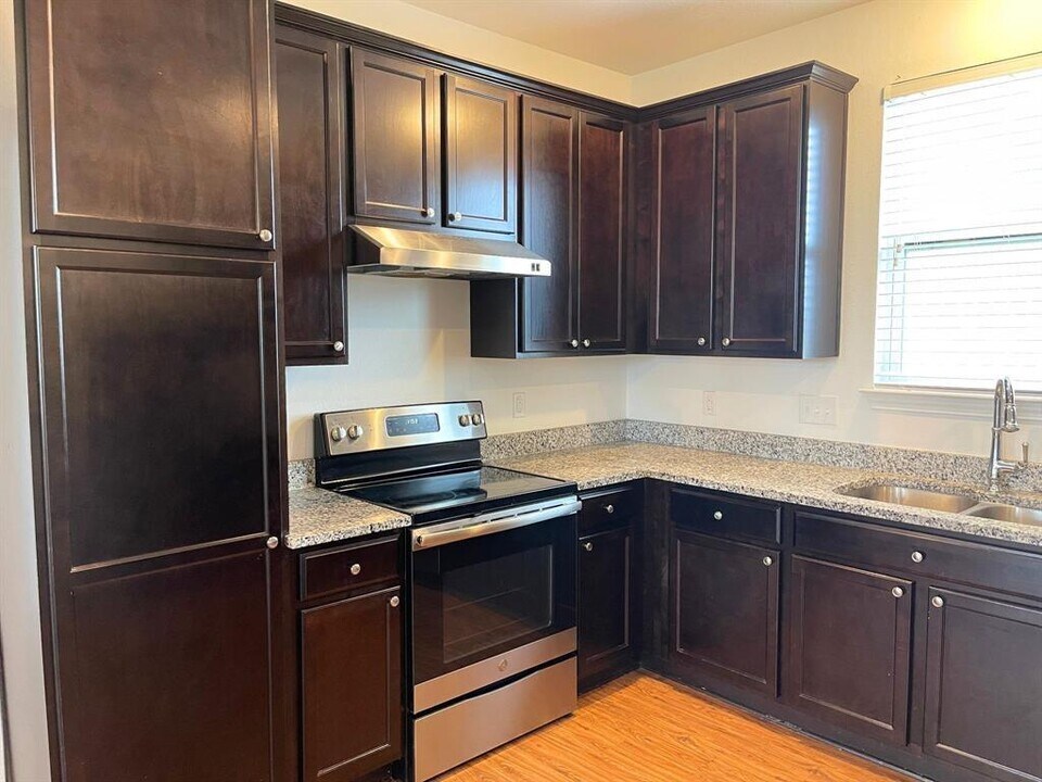 805 Hallie Cove in Lockhart, TX - Building Photo