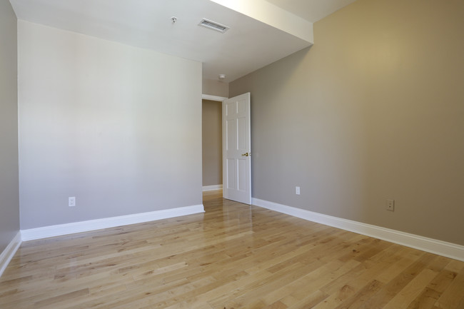 248 Market St in Philadelphia, PA - Building Photo - Interior Photo