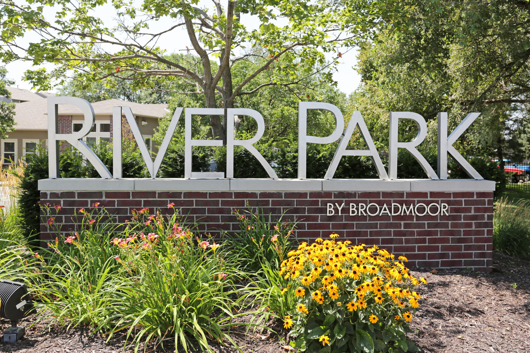 River Park by Broadmoor in Council Bluffs, IA - Foto de edificio