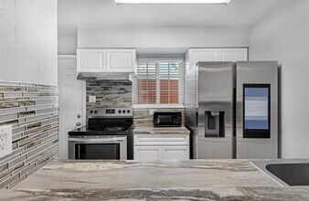 3324 Burke Rd in Pasadena, TX - Foto de edificio - Building Photo