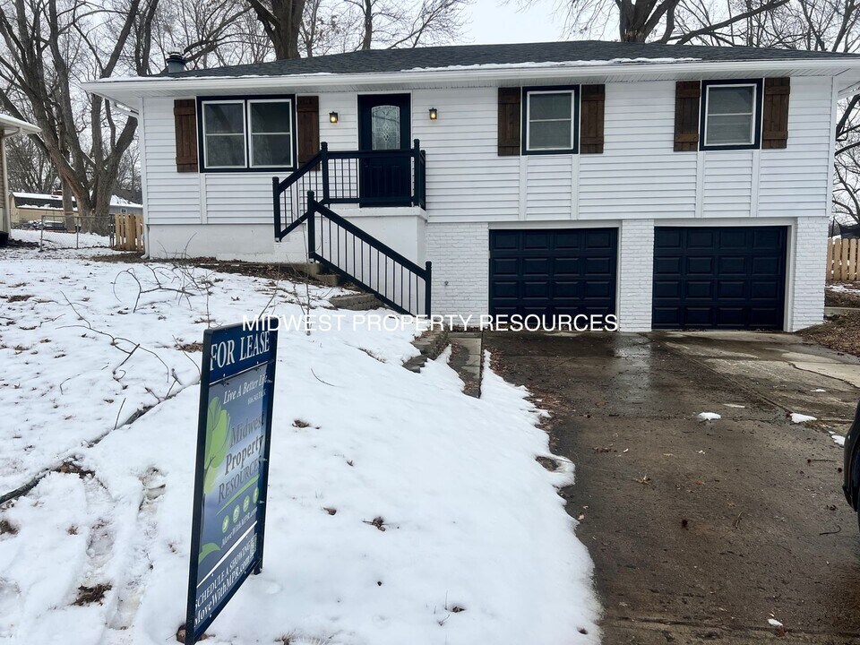 205 SW Gladstone Dr in Blue Springs, MO - Building Photo
