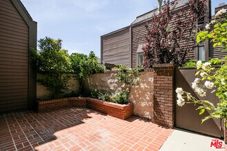 13030 Mindanao Way-Unit -2 in Marina Del Rey, CA - Foto de edificio - Building Photo