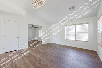 4647 E Lavender Ln in Phoenix, AZ - Building Photo - Building Photo